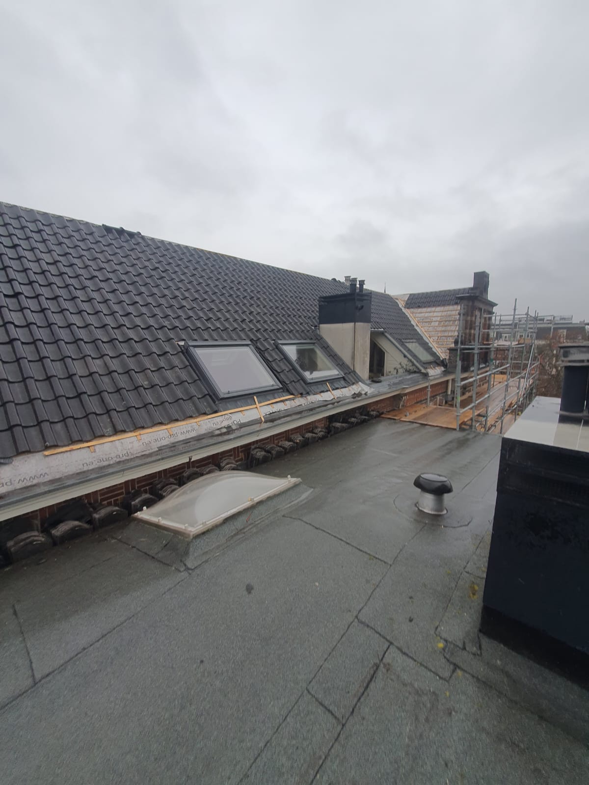 Dakdekker Amsterdam - Eindresultaat pannendak voorzijde
